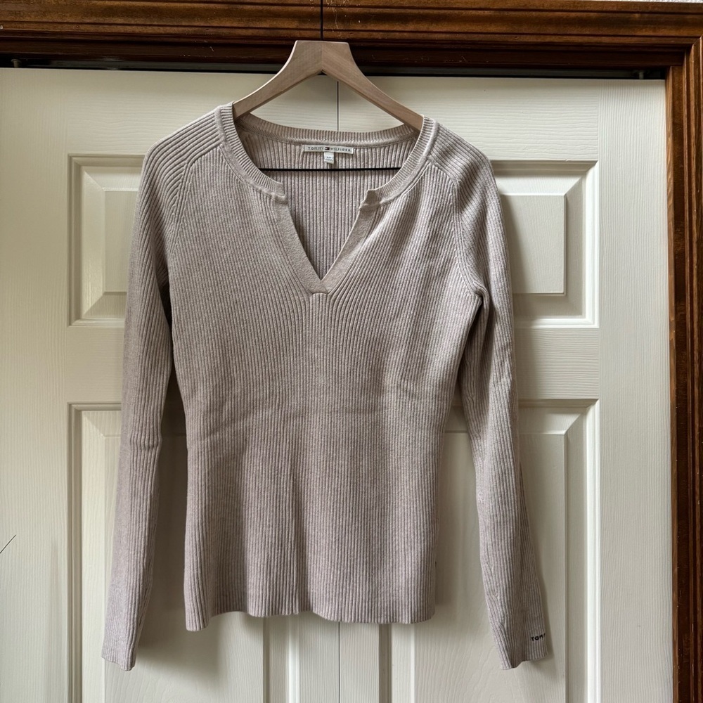 Tommy Hilfiger V-Neck Ribbed Long Sleeve Sweater Women’s size small
